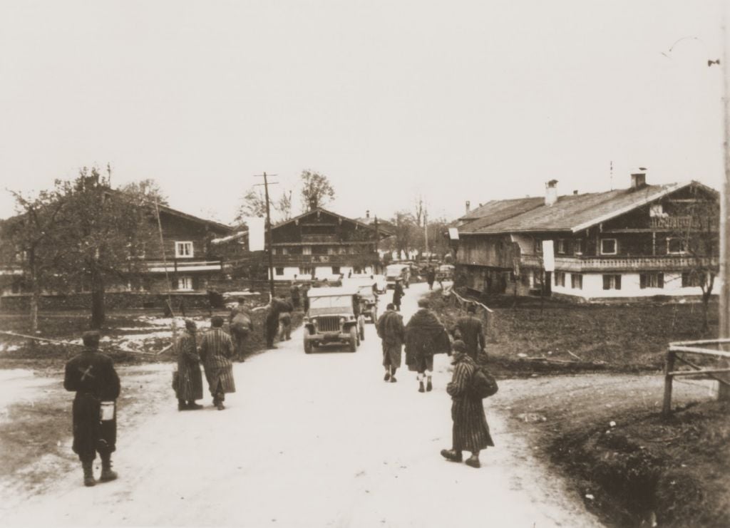 Survivors originally from Kovno liberated by Japanese-American troops with the 522nd Field Artillery Battalion line the road into the town of Waakirchen where US forces set up a field hospital to care for them. (Courtesy USHMM/Eric Saul) Survivors originally from Kovno liberated by Japanese-American troops with the 522nd Field Artillery Battalion line the road into the town of Waakirchen where US forces set up a field hospital to care for them. (Courtesy USHMM/Eric Saul)