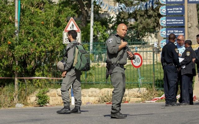 Israeli soldiers and security forces at the scene of an attempted stabbing attack in Hebron, May 4, 2017. (Wisam Hashlamoun/Flash90) Israeli soldiers and security forces at the scene of an attempted stabbing attack in Hebron, May 4, 2017. (Wisam Hashlamoun/Flash90)