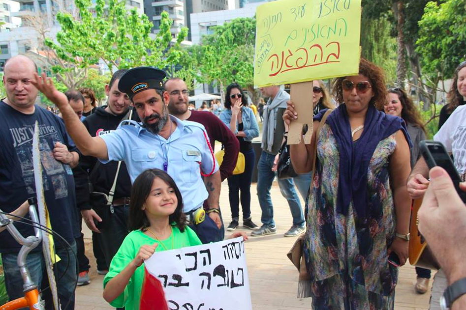 Livid 88FM fans demonstrating that their public radio station isn't the same after being transferred to new Kan media company after the IBA closure (Courtesy Mishmar 88)