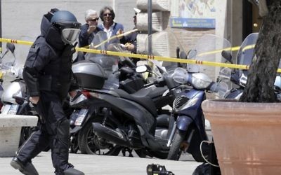 An Italian Police bomb disposal expert walks towards an abandoned bag found along Viale della Conciliazione avenue leading to St. Peter's Square, at the Vatican, Tuesday, May 23, 2017. (AP Photo/Andrew Medichini) An Italian Police bomb disposal expert walks towards an abandoned bag found along Viale della Conciliazione avenue leading to St. Peter's Square, at the Vatican, Tuesday, May 23, 2017. (AP Photo/Andrew Medichini)