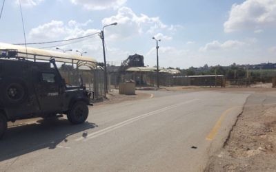 Border Police guard a checkpoint where a Palestinian teen was arrested for allegedly attempting to bring pipe bombs to the military court near Nablus, May 24, 2017. (Israel Police)