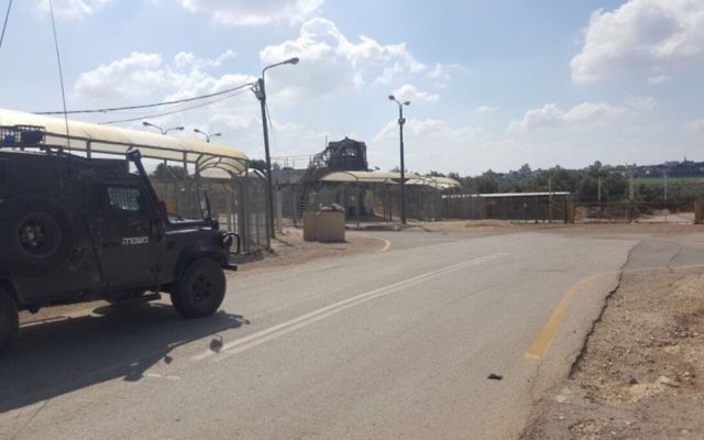 Border Police guard a checkpoint where a Palestinian teen was arrested for allegedly attempting to bring pipe bombs to the military court near Nablus, May 24, 2017. (Israel Police) Border Police guard a checkpoint where a Palestinian teen was arrested for allegedly attempting to bring pipe bombs to the military court near Nablus, May 24, 2017. (Israel Police)