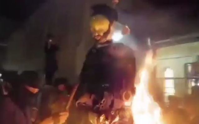 Ultra-Orthodox Jews burn an effigy of an Israeli soldier during celebrations marking the Jewish holiday of Lag B'Omer in the Jerusalem neighborhood of Mea Shearim, May 14, 2017. (Screen capture: Chaim Goldberg/Channel 2) Ultra-Orthodox Jews burn an effigy of an Israeli soldier during celebrations marking the Jewish holiday of Lag B'Omer in the Jerusalem neighborhood of Mea Shearim, May 14, 2017. (Screen capture: Chaim Goldberg/Channel 2)