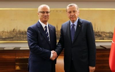 Palestinian Authority delegation including Prime Minister Rami al-Hamdallah (l) during a meeting with Turkish President Recep Tayyip Erdogan (r) on May 8, 2017. (Wafa)