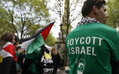 Protesters in Paris demonstrating against a new Israeli settlement in the West Bank, April 1, 2017. (Thomas Samson/AFP/Getty Images/via JTA)