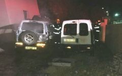 Two cars torched in a suspected Jewish hate attack in the village of 'Ara in northern Israel, May 24, 2017 (Israel Police)