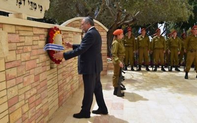 Defense Minister Avigdor Liberman lays a wreath at a Memorial Day ceremony at the Kiryat Shaul Military Cemetery in Tel Aviv on May 1, 2017. (Ariel Harmoni/Defense Ministry)
