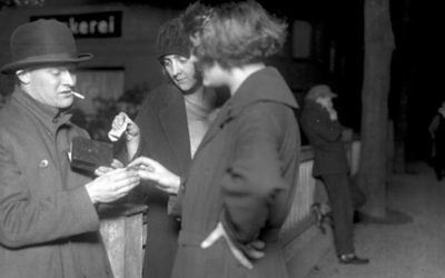 A drug deal is photographed in Berlin, 1924 (Public Domain/German Federal Archive)