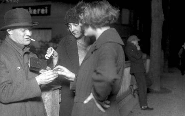 A drug deal is photographed in Berlin, 1924 (Public Domain/German Federal Archive)