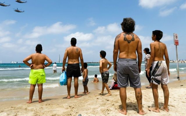 People on the Tel Aviv beach watch the military airshow on Israel's 69th Independence Day, May 2, 2017. Photo by Flash90