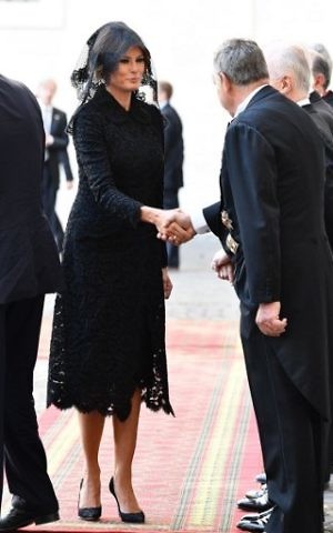US First Lady Melania Trump shakes hands with officials as she arrives at the Vatican on May 24, 2017, with US President Donald Trump, who held a meeting with Pope Francis. / AFP PHOTO / Vincenzo PINTO
