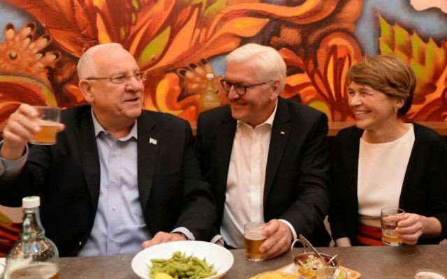 President Reuven Rivlin, left, his German counterpart Frank-Walter Steinmeier, center, and Steinmeier's wife Elke Büdenbender, right, drinking beer at Jerusalem's iconic Mahane Yehuda Market on May 6, 2017. (Twitter screen capture)