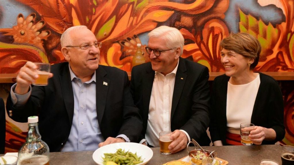 President Reuven Rivlin, left, his German counterpart Frank-Walter Steinmeier, center, and Steinmeier's wife Elke Büdenbender, right, drinking beer at Jerusalem's iconic Mahane Yehuda Market on May 6, 2017. (Twitter screen capture) President Reuven Rivlin, left, his German counterpart Frank-Walter Steinmeier, center, and Steinmeier's wife Elke Büdenbender, right, drinking beer at Jerusalem's iconic Mahane Yehuda Market on May 6, 2017. (Twitter screen capture)