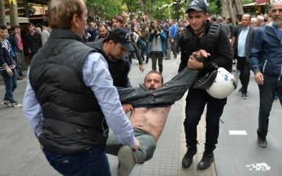 Turkish riot policemen detain a protester during a demonstration against the arrest of hunger strikers Nuriye Gulmen and Semih Ozakca, in Ankara, on May 22, 2017. / AFP PHOTO / ADEM ALTAN
