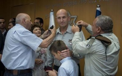 IDF Chief of Staff Gadi Eisenkot, right, promotes Muni Katz to major general at a ceremony in the army's Tel Aviv headquarters on May 11, 2017. (IDF Spokesperson's Unit)
