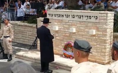 Health Minister Yaakov Litzman at a Memorial Day ceremony in Kiryat Gat, May 1, 2017. (Ministry of Health)