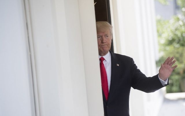 US President Donald Trump waves as Vietnamese Prime Minister Nguyen Xuan Phuc leaves the White House, May 31, 2017. (AFP Photo/Saul Loeb)