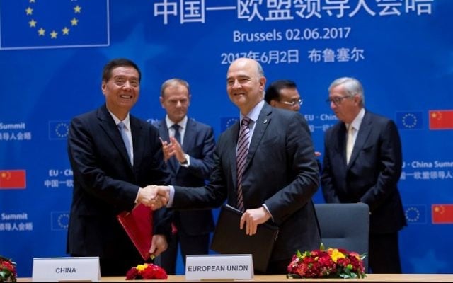 European Commissioner for Economic and Financial Affairs Pierre Moscovici (R) shakes hands with Yu Guangzhou, Minister of the General Administration of Customs of China during a EU China summit next to European Council President Donald Tusk (back-L) Chinese Premier Li Keqiang (back-C) and European Commission President Jean-Claude Juncker (back-R) on June 2, 2017 in Brussels. (Virginia Mayo / POOL / AFP) European Commissioner for Economic and Financial Affairs Pierre Moscovici (R) shakes hands with Yu Guangzhou, Minister of the General Administration of Customs of China during a EU China summit next to European Council President Donald Tusk (back-L) Chinese Premier Li Keqiang (back-C) and European Commission President Jean-Claude Juncker (back-R) on June 2, 2017 in Brussels. (Virginia Mayo / POOL / AFP)