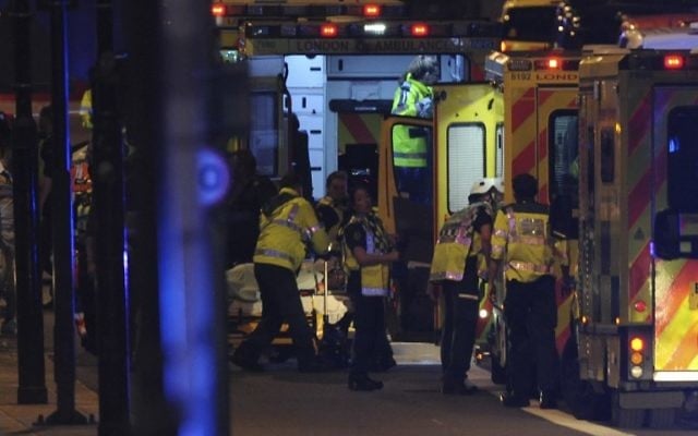 Police officers and members of the emergency services attend to a person injured in a terror attack on London Bridge in central London on June 3, 2017. (AFP PHOTO / DANIEL SORABJI) Police officers and members of the emergency services attend to a person injured in a terror attack on London Bridge in central London on June 3, 2017. (AFP PHOTO / DANIEL SORABJI)