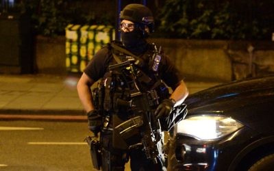 Armed police officers arrive at the scene of a terror attack on London Bridge in central London on June 3, 2017. (AFP PHOTO / CHRIS J RATCLIFFE)