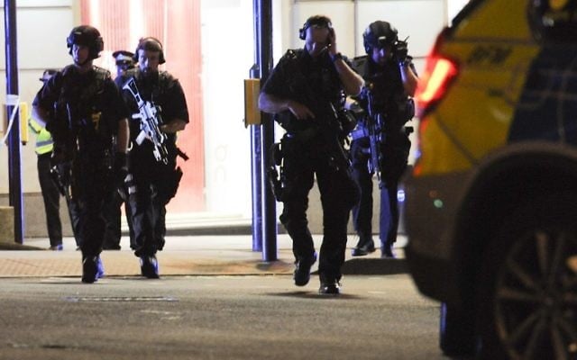 Armed police take position at the scene of a terror attack on London Bridge in central London on June 3, 2017. (AFP PHOTO / DANIEL SORABJI) Armed police take position at the scene of a terror attack on London Bridge in central London on June 3, 2017. (AFP PHOTO / DANIEL SORABJI)