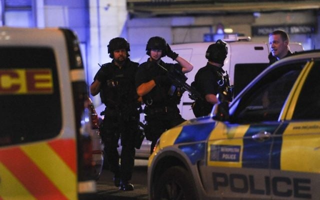 Armed police take position at the scene of a terror attack on London Bridge in central London on June 3, 2017. (AFP PHOTO / DANIEL SORABJI) Armed police take position at the scene of a terror attack on London Bridge in central London on June 3, 2017. (AFP PHOTO / DANIEL SORABJI)
