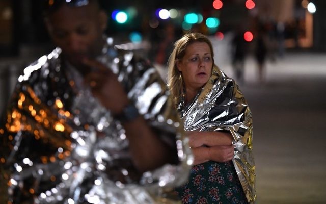 Members of the public, wrapped in emergency blankets leave the scene of a terror attack on London Bridge in central London on June 3, 2017.
(AFP PHOTO / Chris J Ratcliffe) Members of the public, wrapped in emergency blankets leave the scene of a terror attack on London Bridge in central London on June 3, 2017.
(AFP PHOTO / Chris J Ratcliffe)