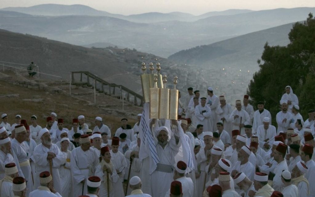 Samaritan worshipers pray on top of Mount Gerizim near the northern West Bank city of Nablus as they celebrate the Shavuot festival at dawn, on June 4, 2017. (AFP PHOTO / JAAFAR ASHTIYEH) Samaritan worshipers pray on top of Mount Gerizim near the northern West Bank city of Nablus as they celebrate the Shavuot festival at dawn, on June 4, 2017. (AFP PHOTO / JAAFAR ASHTIYEH)