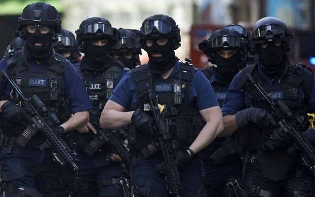 Armed police officers arrive at The Shard in the London Bridge quarter in London on June 4, 2017, following a terror attack. (AFP PHOTO / NIKLAS HALLE'N) Armed police officers arrive at The Shard in the London Bridge quarter in London on June 4, 2017, following a terror attack. (AFP PHOTO / NIKLAS HALLE'N)