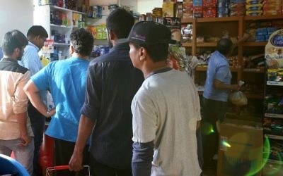 People line up to to stock up on food in a supermarket in Doha, Qatar on June 5, 2017. (AFP PHOTO / STRINGER)
