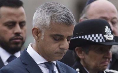 London Mayor Sadiq Khan bows his head during a vigil in Potters Fields Park in London on June 5, 2017 to commemorate the victims of the terror attack on London Bridge and at Borough Market that killed seven people on June 3. (Daniel LEAL-OLIVAS / AFP)
