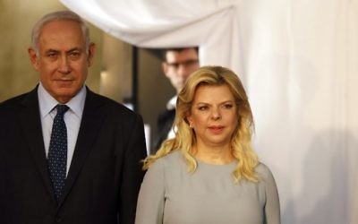 Prime Minister Benjamin Netanyahu and his wife Sara wait for the arrival of the Ethiopian prime minister and his wife ahead of a welcoming ceremony at the Prime Minister's Office in Jerusalem on June 6, 2017. (AFP Photo/Gali Tibbon)