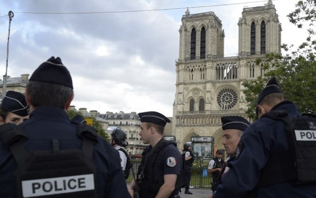 French police gather near the site of an attack at the entrance of Notre-Dame cathedral in Paris on June 6, 2017.  (AFP PHOTO / Bertrand GUAY)