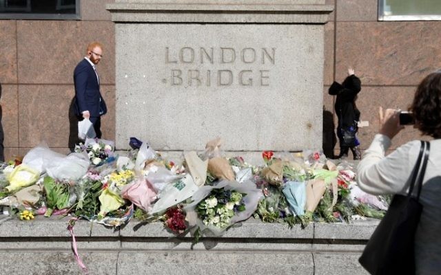 Flowers laid out south of London Bridge in London for the victims of the June 3, 2017, terror attack on the bridge and at Borough Market, June 6, 2017. (AFP/Odd Andersen) Flowers laid out south of London Bridge in London for the victims of the June 3, 2017, terror attack on the bridge and at Borough Market, June 6, 2017. (AFP/Odd Andersen)