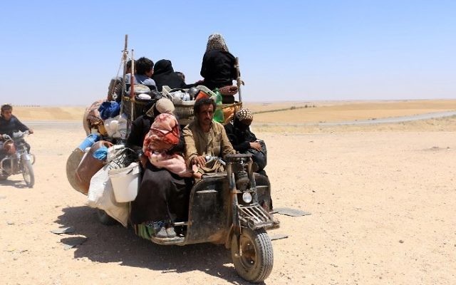 Syrians, who fled the Islamic State (IS) group stronghold of Raqqa, in an area near the village of Balaban, south of Jarablus on June 7, 2017. (AFP PHOTO / Zein Al RIFAI)