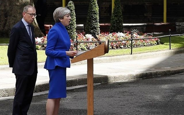 Britain's Prime Minister and leader of the Conservative Party Theresa May, accompanied by her husband Philip, delivers a statement outside 10 Downing Street in central London on June 9, 2017 as results from a snap general election show the Conservatives have lost their majority. AFP / Adrian DENNIS)