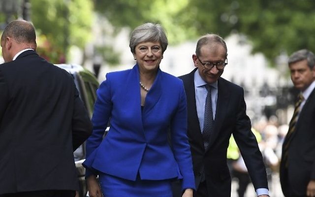 Britain's Prime Minister and leader of the Conservative Party Theresa May, accompanied by her husband Philip, arrives to deliver a statement outside 10 Downing Street in central London on June 9, 2017 as results from a snap general election show the Conservatives have lost their majority. AFP / Justin TALLIS)