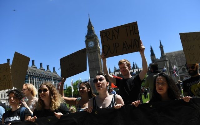 Protesters hold up a banner that reads "London-Irish Abortion rights Campaign" as they protest in Parliament Square in front of the Houses of Parliament in central London against the Democratic Unionist Party (DUP), June 10, 2017. (AFP Photos/Justin Tallis)