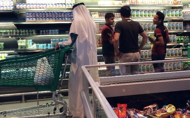Customers are seen shopping at the al-Meera market in the Qatari capital Doha, June 10, 2017. (AFP/STRINGER)