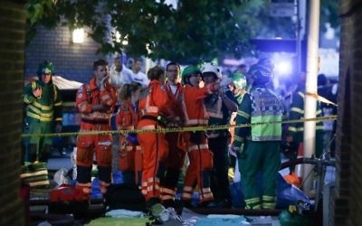 Paramedics working at the scene ned to a huge fire at Grenfell Tower, in west London on June 14, 2017. (AFP PHOTO / Daniel Leal-Olivas)
