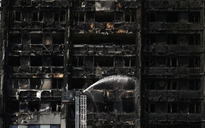 Smoke and flames billow from the Grenfell Tower apartment block in West London as firefighters attempt to control the blaze, June 14, 2017. (AFP/Daniel Leal-Olivas)