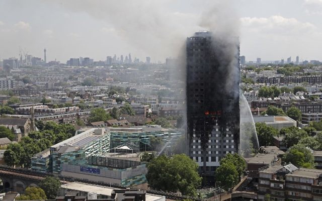 Smoke and flames billows from Grenfell Tower as firefighters attempt to control a blaze at a residential block of flats in West London on June 14, 2017. (AFP Photo/Adrian Dennis)