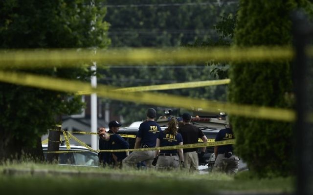 Members of the FBI inspect the crime scene after a shooting during a practice of the Republican congressional baseball at Eugene Simpson Statium Park, June 14, 2017. (AFP Photo/Brendan Smialowski)