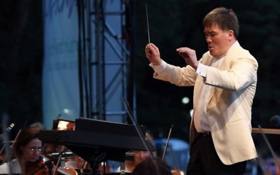 Conductor Alan Gilbert leads the New York Philharmonic in a free concert in New York's Central Park on June 14, 2017. (Angela Weiss/AFP)