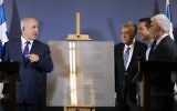 Greek Prime Minister Alexis Tsipras (C), Prime Minister Benjamin Netanyahu (L), the Mayor of Thessaloniki Yannis Boutaris (R) and the president of the Jewish community in Thessaloniki David Saltiel attend the presentation of a memorial plaque at the Museum of the Holocaust in Thessaloniki on June 15, 2017.  (AFP / SAKIS MITROLIDIS)