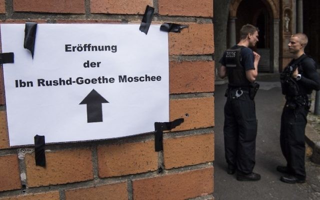 Police officers are posted at the entrance of the Ibn Rushd-Goethe-mosque in the St. Johannis Protestant church in Berlin on June 16, 2017. (AFP/ John MACDOUGALL)