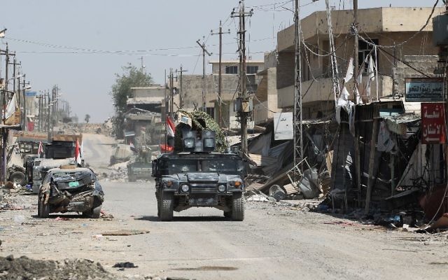 Iraqi forces, consisting of the Iraqi federal police and the elite Rapid Response Division, patrol in the Shifa neighbourhood, on the west bank of Mosul, June 17, 2017. (AFP/Ahmad Al-Rubaye) Iraqi forces, consisting of the Iraqi federal police and the elite Rapid Response Division, patrol in the Shifa neighbourhood, on the west bank of Mosul, June 17, 2017. (AFP/Ahmad Al-Rubaye)