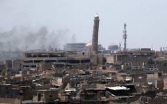 Smoke billowing from Mosul's Old City on June 18, 2017, during the ongoing offensive by Iraqi forces to retake the last district still held by the Islamic State group. (AFP Photo/Ahmad al-Rubaye)