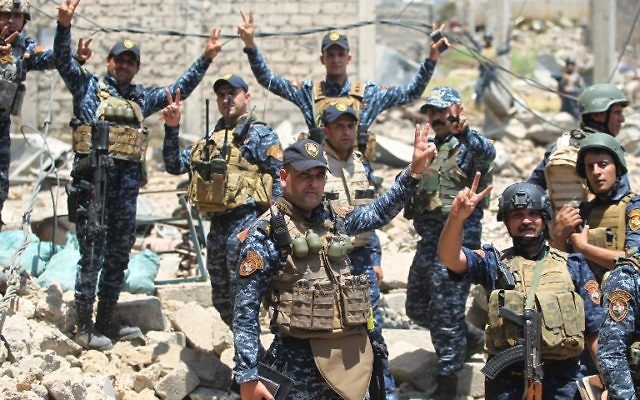 Iraqi forces gesture during their advance towards Mosul's Old City on June 18, 2017, during the ongoing offensive by Iraqi forces to retake the last district still held by the Islamic State group. (AFP PHOTO / AHMAD AL-RUBAYE)