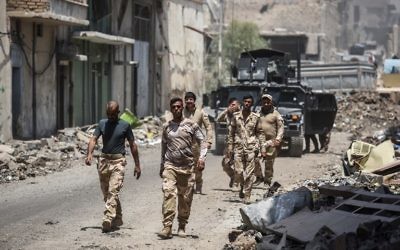Iraqi forces take position as they advance towards Mosul's Old City on June 18, 2017, during the ongoing offensive to retake the last district still held by the Islamic State group. (AFP/Mohamed El-Shahed)